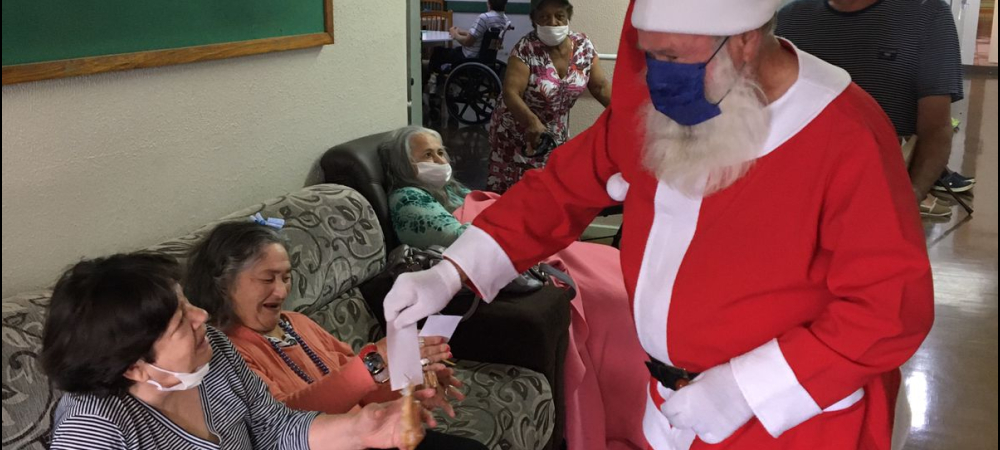 Papai Noel visita o Lar da Velhice São Francisco de Assis