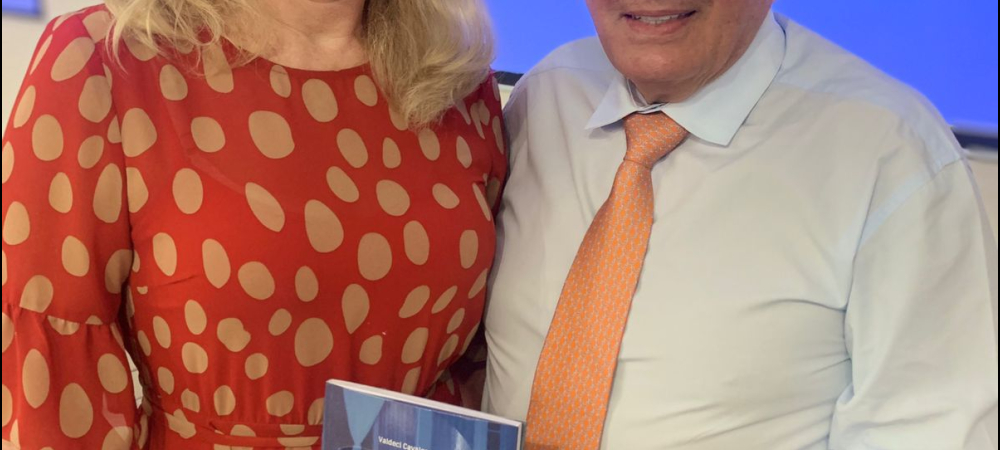 Presidente do Sindilojas é presenteada com o livro Sistema S