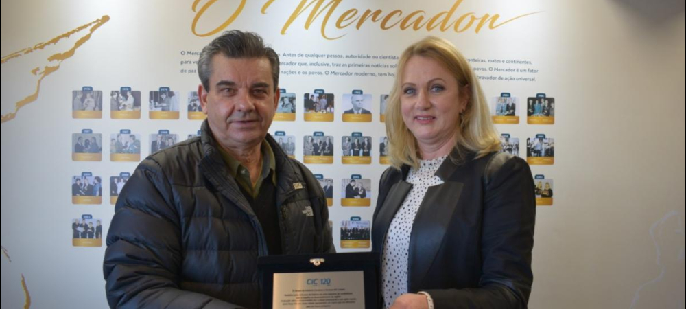 Sindilojas Caxias entrega placa em homenagem à CIC Caxias pelos seus 120 anos