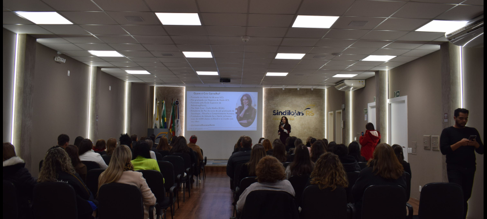 Cris Carvalho destaca moda, comportamento e conexões humanas em workshop para o Sindilojas Caxias